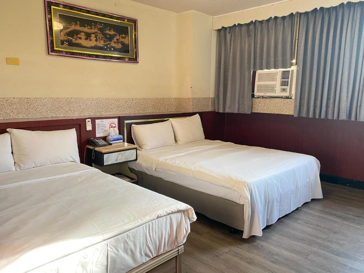 Huang Kai Hotel Taichung Bagian luar foto