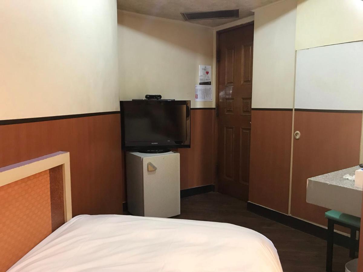 Huang Kai Hotel Taichung Bagian luar foto