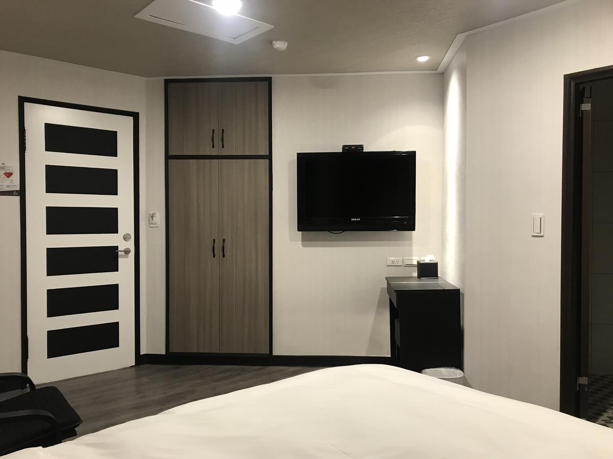 Huang Kai Hotel Taichung Bagian luar foto