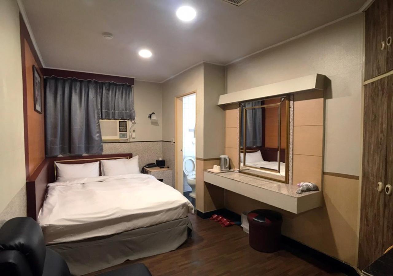 Huang Kai Hotel Taichung Bagian luar foto