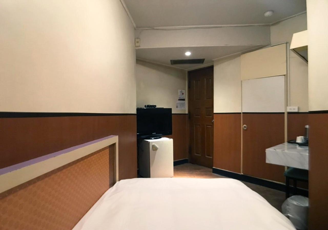 Huang Kai Hotel Taichung Bagian luar foto