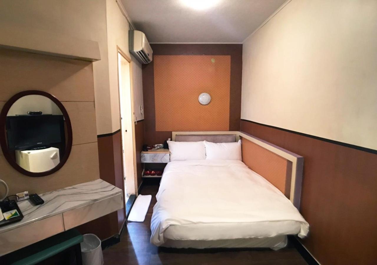 Huang Kai Hotel Taichung Bagian luar foto
