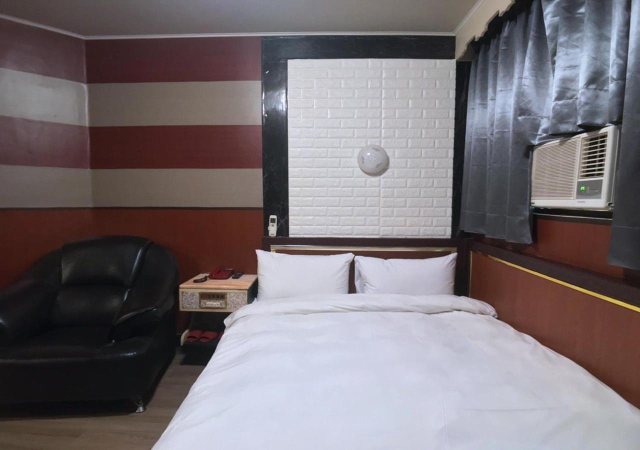 Huang Kai Hotel Taichung Bagian luar foto