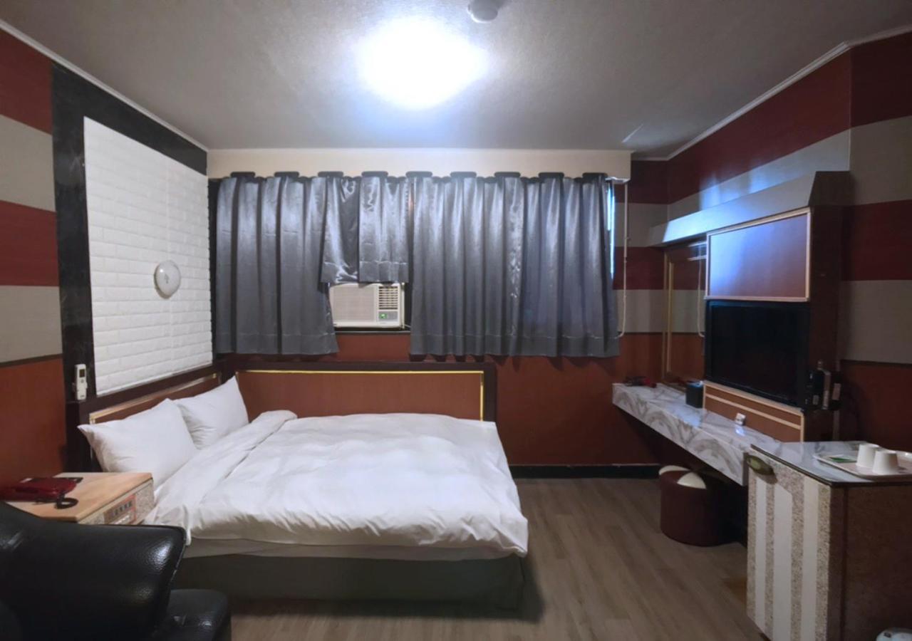 Huang Kai Hotel Taichung Bagian luar foto