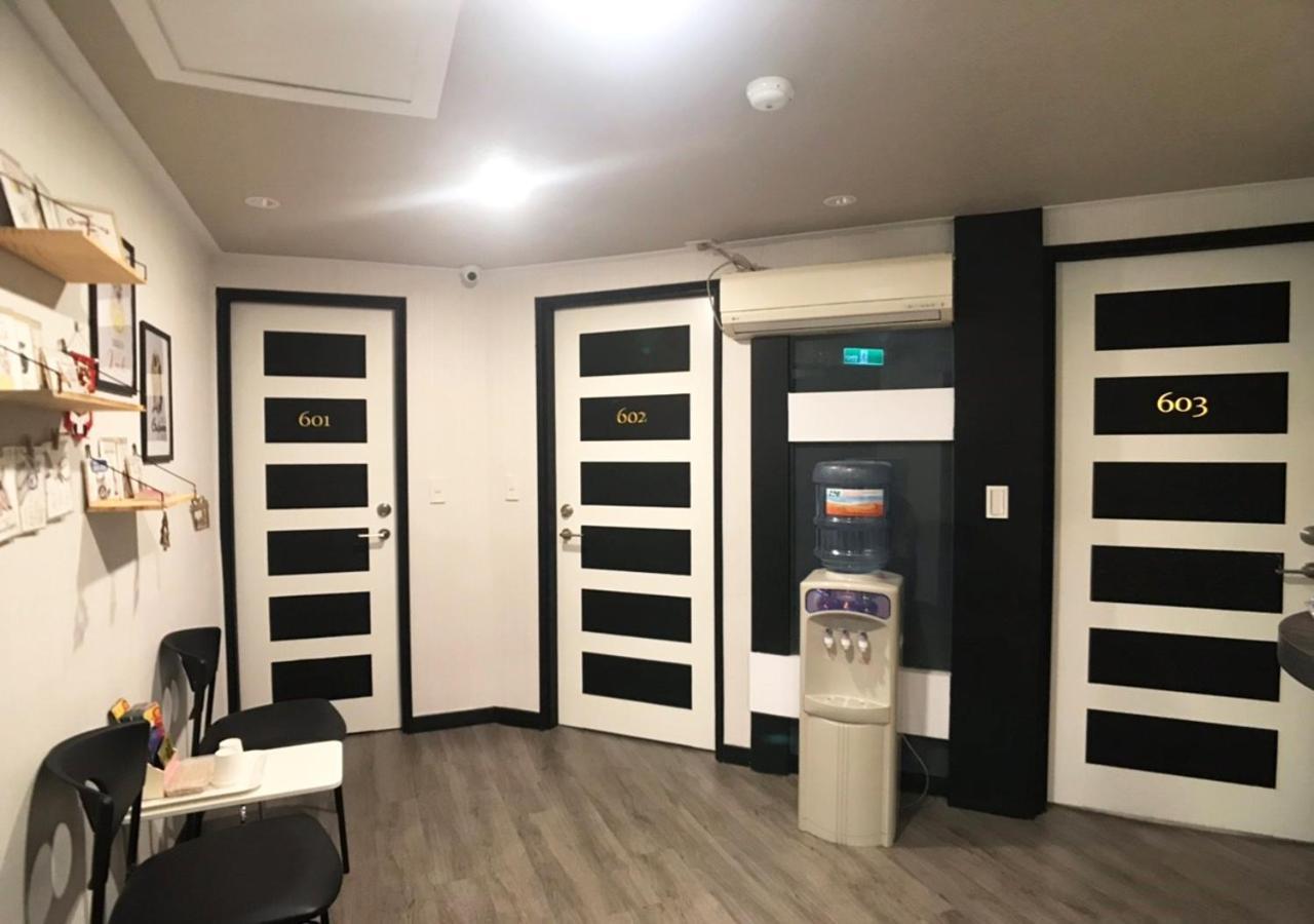 Huang Kai Hotel Taichung Bagian luar foto